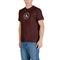 Image 2 : Vue de face du t-shirt Calvin Klein Jeans homme bordeaux, col rond structuré et manches courtes, jersey coton — Delvale