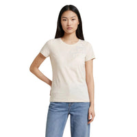 Image 4 : T-shirt femme Liu Jo beige col rond, coupe ajustée, modèle vu de trois quarts, look casual chic — Delvale