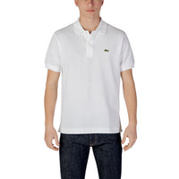 Image 1 : Homme portant un polo Lacoste blanc à manches courtes avec crocodile brodé vert sur la poitrine, associé à un jean brut — Delvale