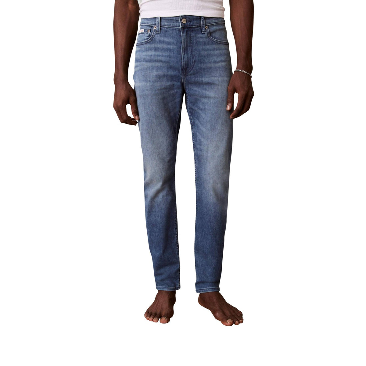 Image 1 : Jean slim homme Calvin Klein Jeans en denim délavé bleu moyen, vue de face portée, coupe slim fit valorisante — Delvale