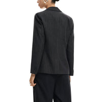 Image 3 : Veste Desigual femme grise portée, vue d'ensemble du style élégant décontracté — delvale