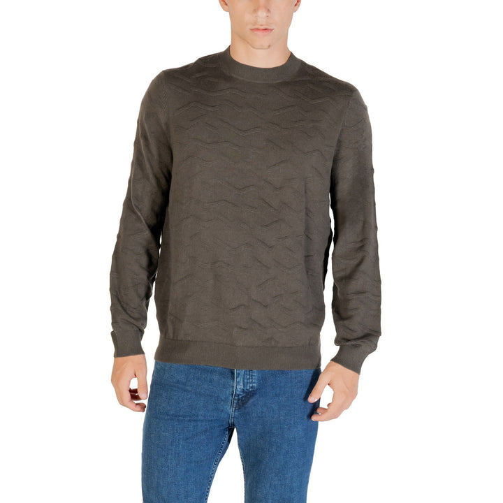 Image 1 : Pull homme Armani Exchange col rond jacquard vagues en relief, coloris kaki, vue de face sur mannequin — Delvale
