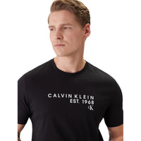 Image 4 : Vue trois quarts du t-shirt Calvin Klein homme noir, coupe regular fit mise en valeur sur mannequin — Delvale