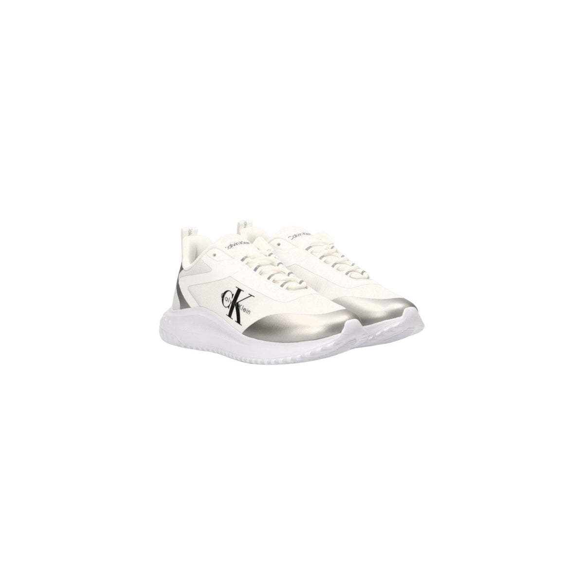 Image 2 : Sneaker Calvin Klein Jeans femme vue trois quarts avant, détail du logo CK en relief noir sur fond blanc, lacets plats blancs et contrefort argenté — Delvale