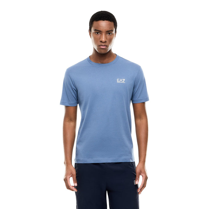 Image 1 : T-shirt EA7 Emporio Armani homme col rond bleu acier avec logo blanc sur la poitrine, porté sur fond blanc — Delvale
