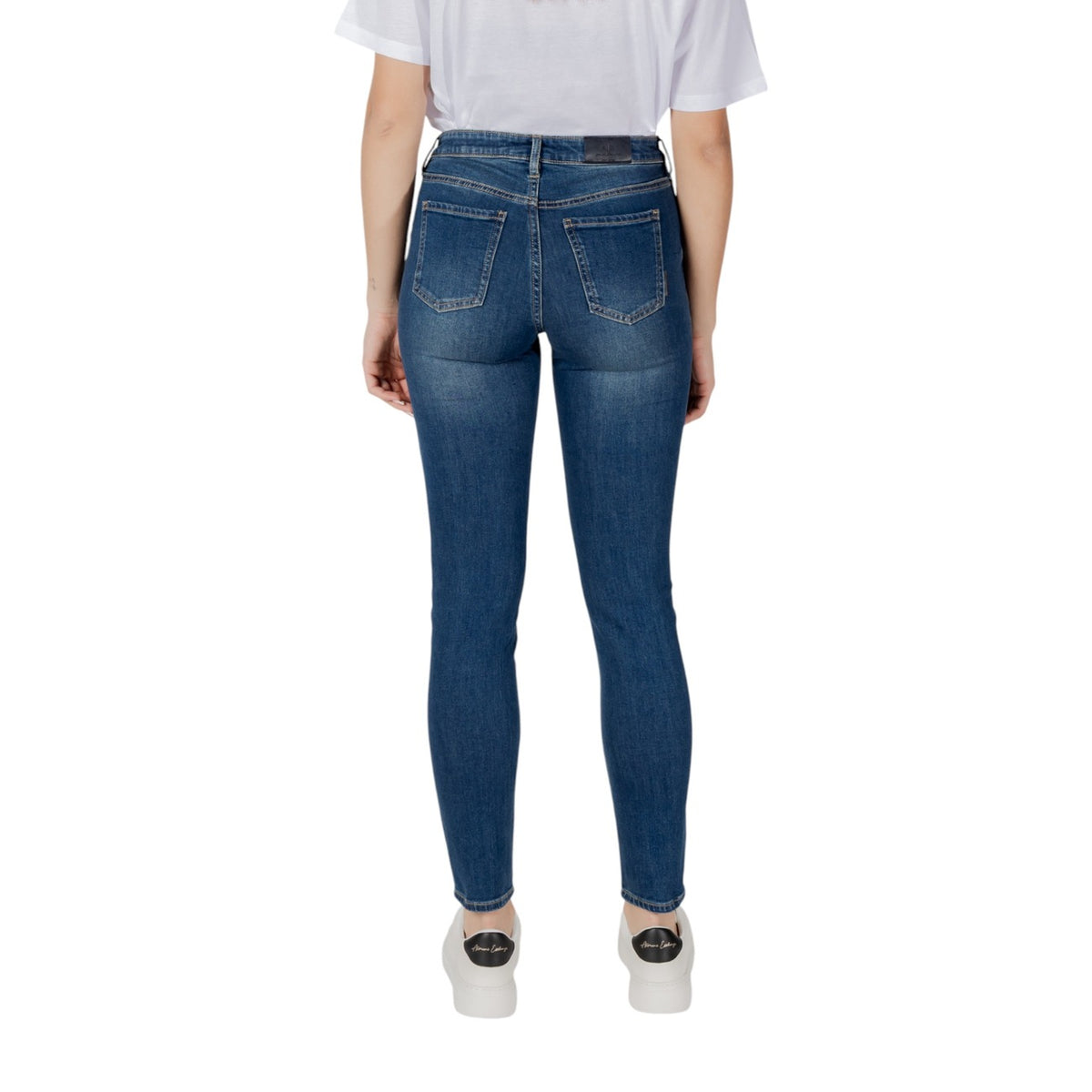 Image 2 : Jean femme Armani Exchange bleu azur coupe moderne détail finitions — delvale
