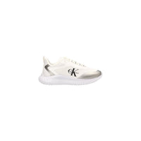 Image 1 : Basket femme Calvin Klein Jeans vue de profil droit, coloris blanc cassé avec insertions argentées métallisées et logo CK noir sur la tige, semelle chunky blanche — Delvale