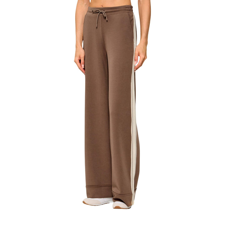Image 1 : Pantalon femme Guess en marron, vue face entière, coupe moderne – Delvale
