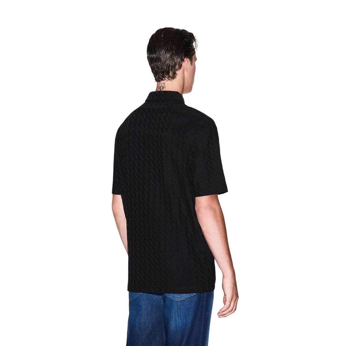 Polo Armani Exchange homme noir vue portée de face — coupe droite ajustée silhouette contemporaine