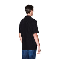 Polo Armani Exchange homme noir vue portée de face — coupe droite ajustée silhouette contemporaine