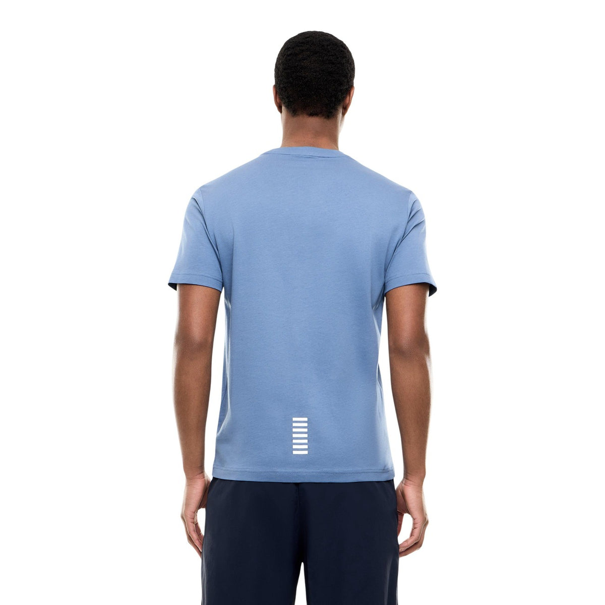Image 3 : Détail du logo EA7 Emporio Armani brodé en blanc sur la poitrine gauche du t-shirt bleu — Delvale
