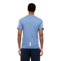 Image 3 : Détail du logo EA7 Emporio Armani brodé en blanc sur la poitrine gauche du t-shirt bleu — Delvale