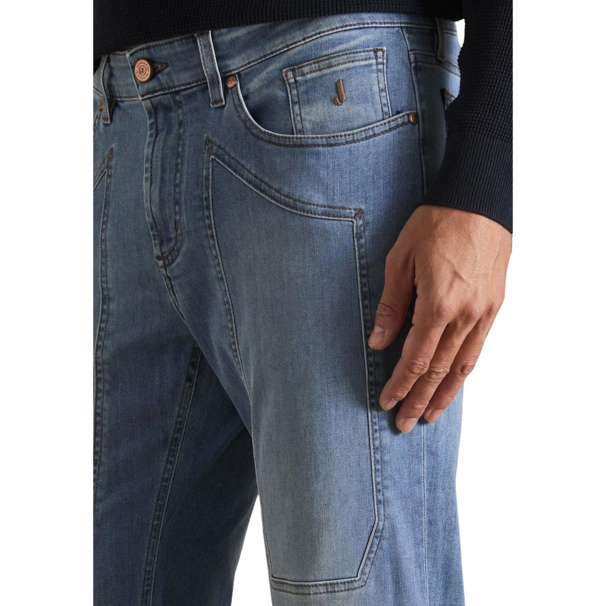 Image 2 : Détail coupe slim jean Jeckerson homme bleu azur, fermeture zip et bouton cuivré, surpiqûres contrastées — Delvale