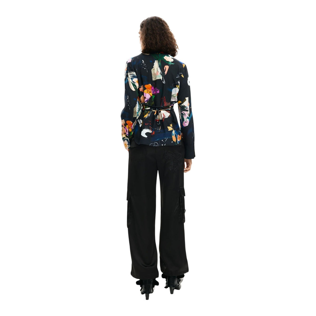 Image 3 : Chemise Desigual femme motif floral noir portée, col V et détails lanières — delvale