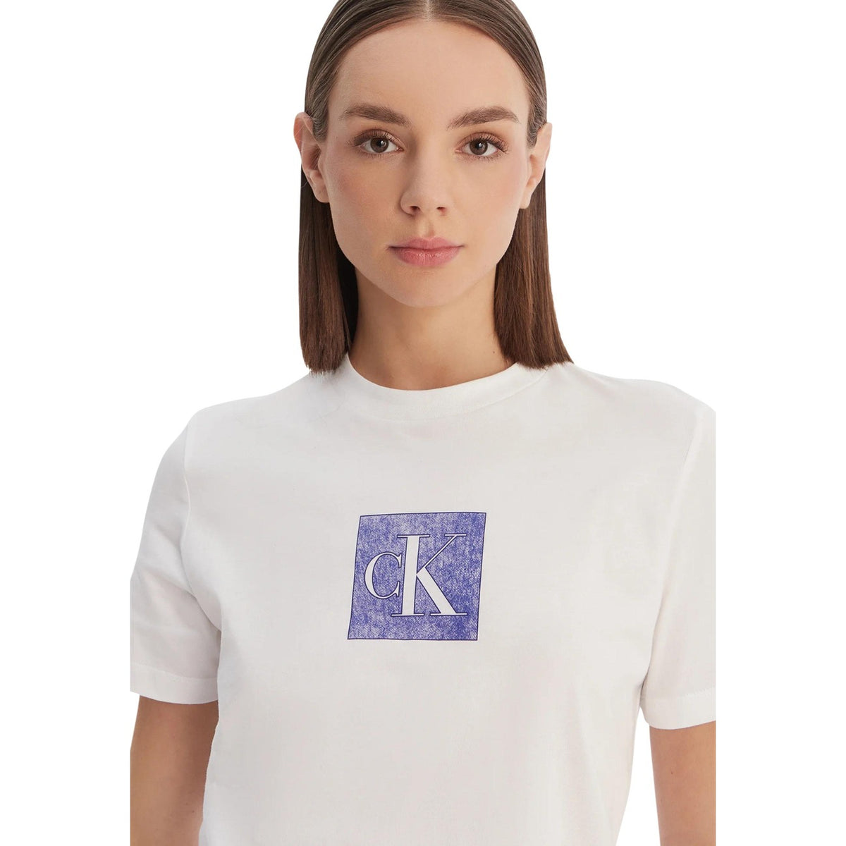 Image 4 : Look casual femme avec t-shirt blanc Calvin Klein Jeans logo CK et jean délavé, style quotidien tendance — Delvale