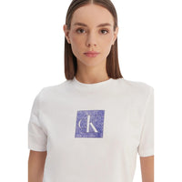 Image 4 : Look casual femme avec t-shirt blanc Calvin Klein Jeans logo CK et jean délavé, style quotidien tendance — Delvale