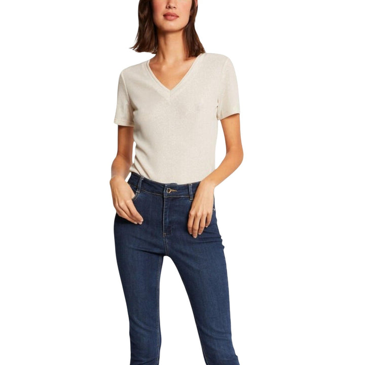 Image 1 : T-shirt femme col V Morgan De Toi en beige naturel, porté avec un jean brut, vue de face — Delvale