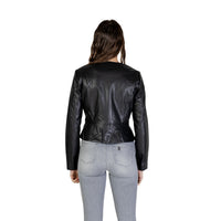 Image 2 : Détail de la veste noire Jacqueline De Yong, coupe moderne et élégante — delvale