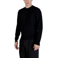 Image 4 : Tricot homme Guess noir coupe classique, détail finitions bord-côte aux poignets — Delvale