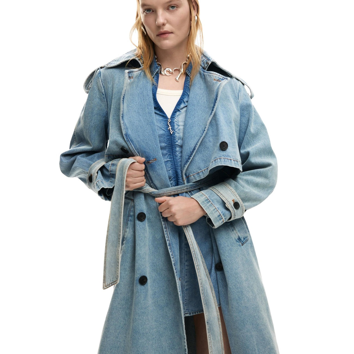 Image 3 : Veste Desigual femme bleu azur portée, coupe élégante avec ceinture à nouer — Delvale