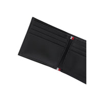 Image 3 : Détail texture cuir rainuré du portefeuille slim Tommy Hilfiger homme noir — Delvale