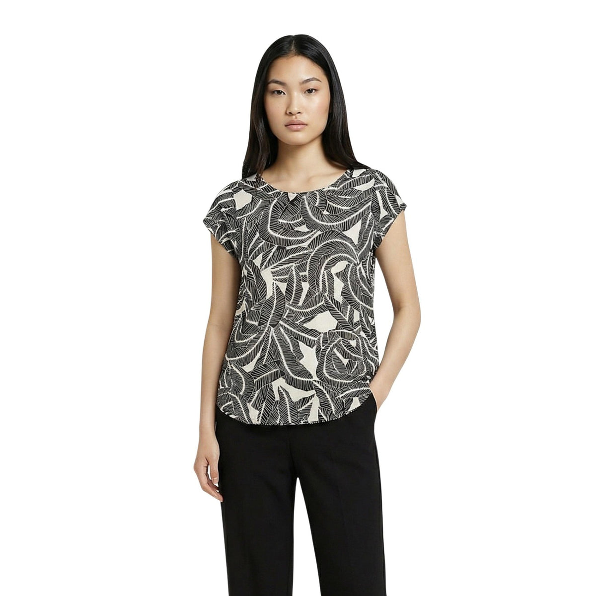 Image 8 : Détail du bas arrondi et de la coupe fluide de la blouse femme Only — Delvale