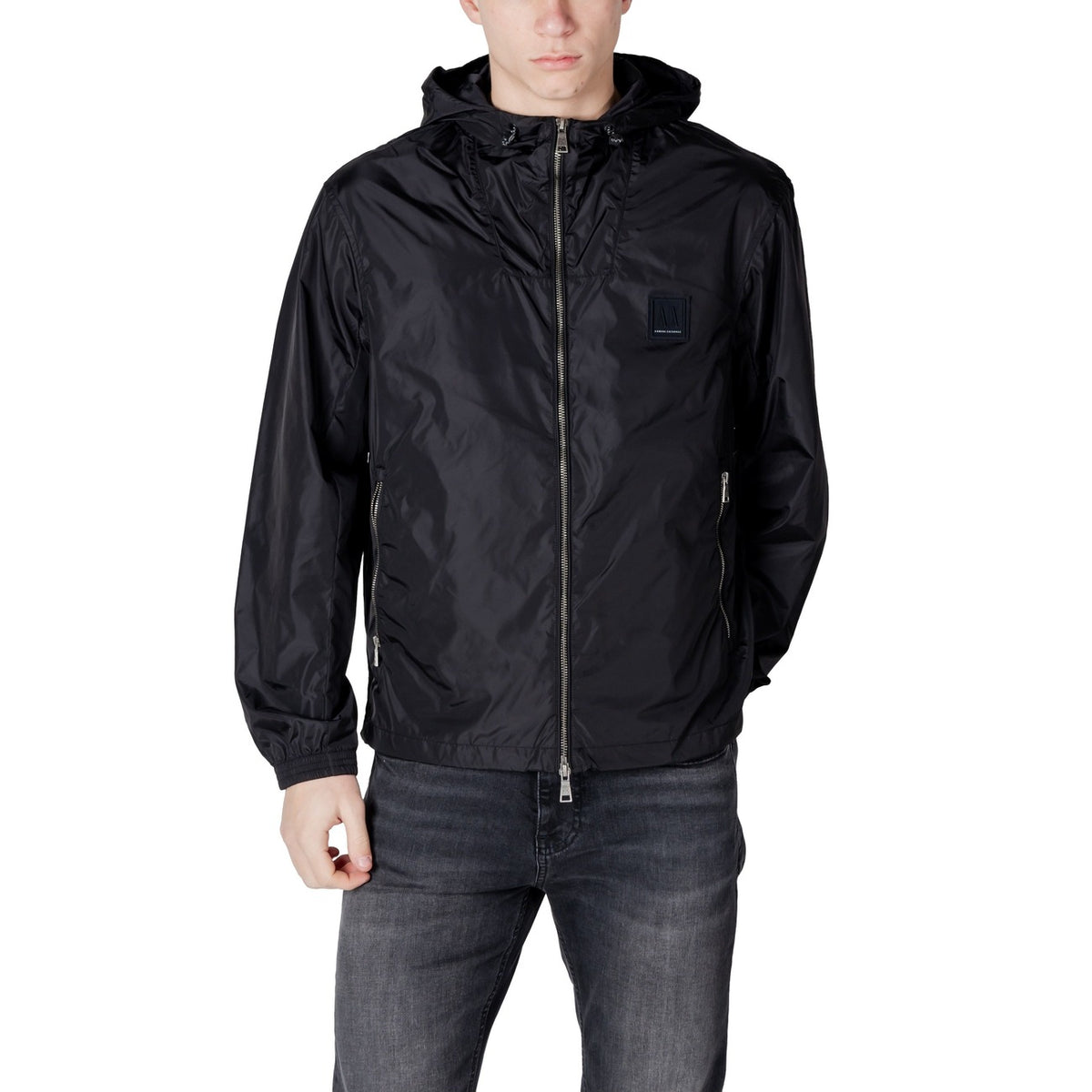 Image 4 : Look complet homme avec veste Armani Exchange bleu marine zippée portée sur jean bleu clair — Delvale