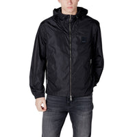 Image 4 : Look complet homme avec veste Armani Exchange bleu marine zippée portée sur jean bleu clair — Delvale