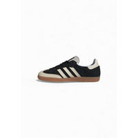 Image 2 : Adidas Originals Samba OG Femme vue de trois quarts avant, détail lacets noirs et logo brodé Samba sur l'empeigne — Delvale