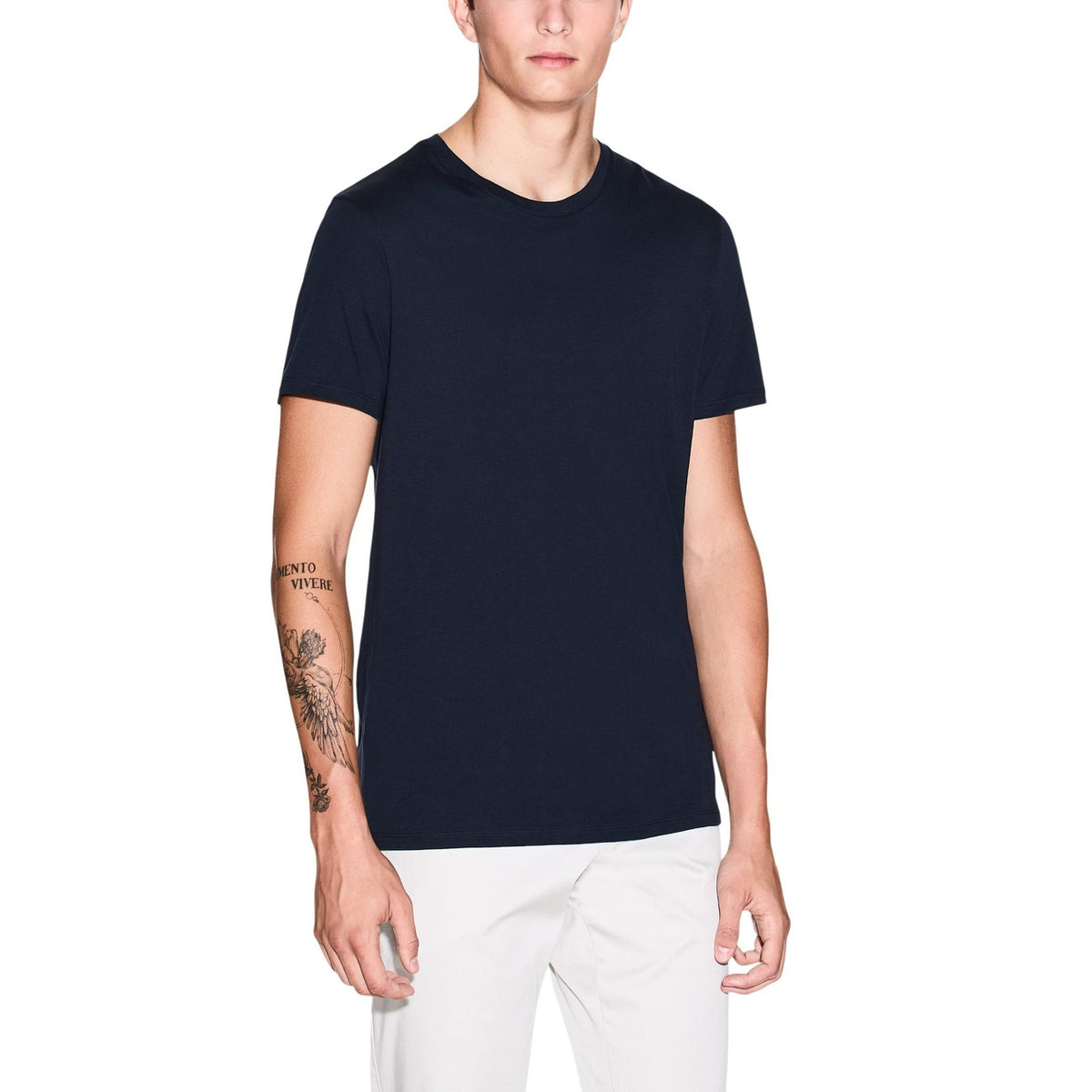 Image 5 : T-shirt Armani Exchange blanc homme porté style décontracté — Delvale