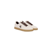 Image 2 : Sneaker Calvin Klein Jeans homme basse en chamois crème, détail monogramme CK brodé sur la tige latérale, contrefort bordeaux — Delvale