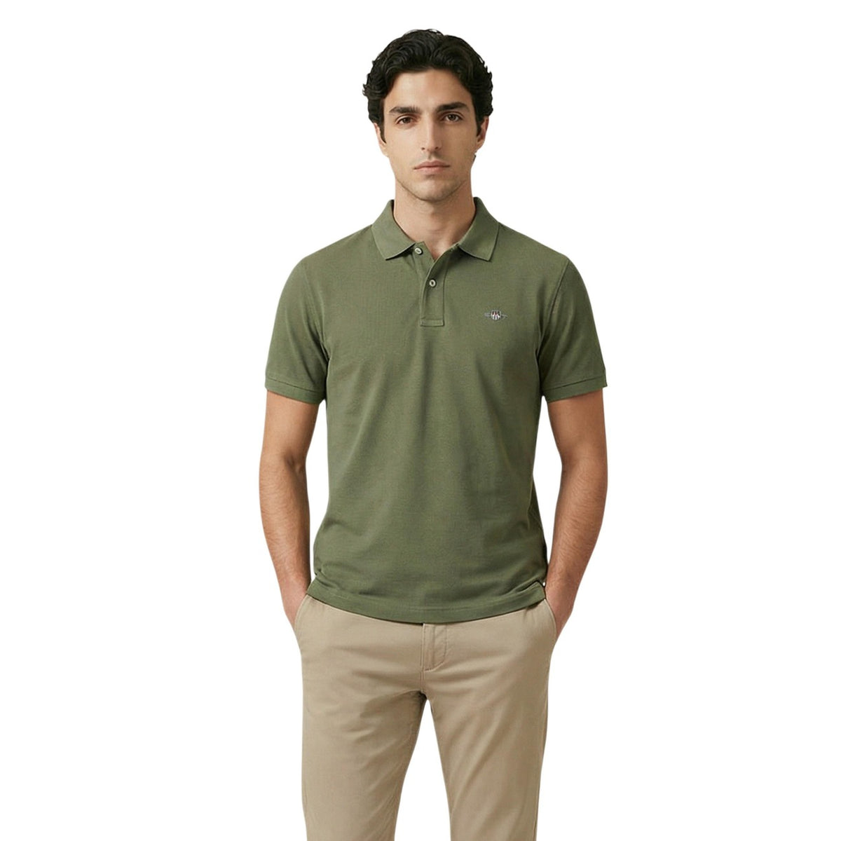 Image 4 : Look casual preppy avec polo Gant Shield blanc sur mannequin homme, style sportif chic intemporel — Delvale