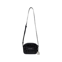 Image 1 : Sac bandoulière femme Armani Exchange noir avec texte gaufré en relief et breloque AX argentée, vue de face sur fond blanc — Delvale