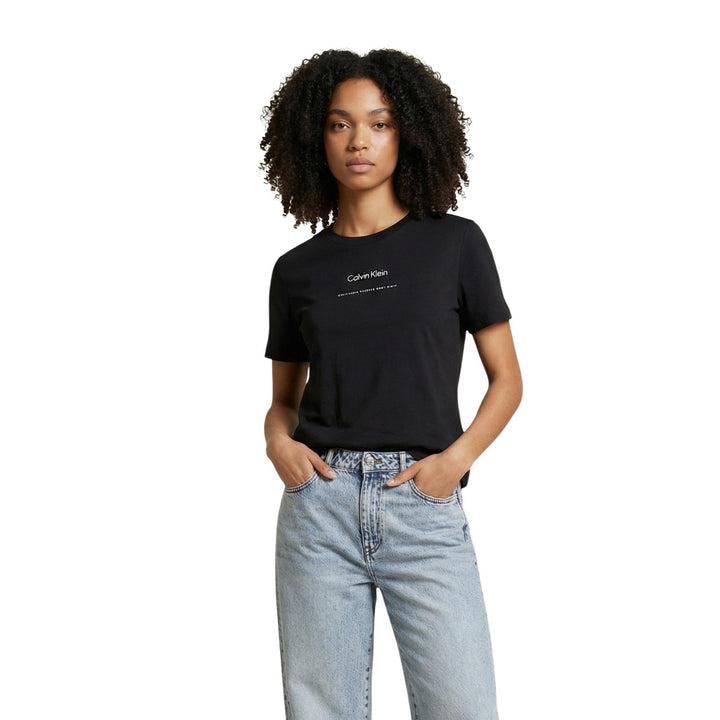 Image 1 : T-shirt Calvin Klein Jeans femme noir col rond manches courtes vue de face — Delvale