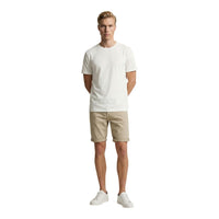 Image 3 : Bermuda Replay homme beige porté, vue d'ensemble du style décontracté — Delvale
