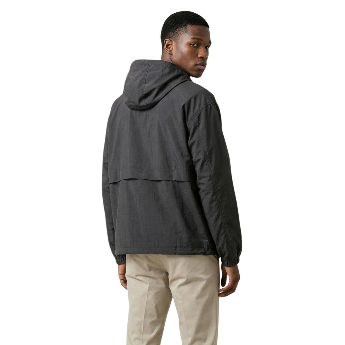 Image 2 : Détail du coupe-vent New Balance homme noir, mise en valeur des deux grandes poches frontales à soufflet et des poignets élastiqués — Delvale