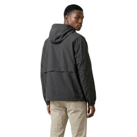 Image 2 : Détail du coupe-vent New Balance homme noir, mise en valeur des deux grandes poches frontales à soufflet et des poignets élastiqués — Delvale