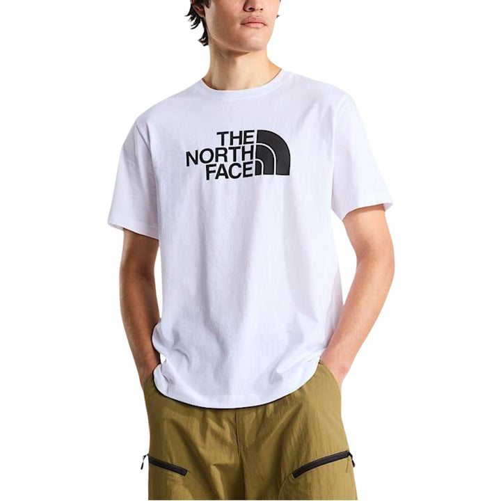 Image 1 : T-shirt blanc The North Face homme avec grand logo Half Dome noir imprimé sur la poitrine, porté avec un short kaki — Delvale