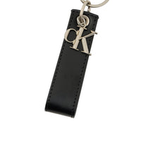 Image 2 : Vue de face porte-clefs Calvin Klein noir, lanière cuir surpiquée et breloque CK argentée suspendue — Delvale