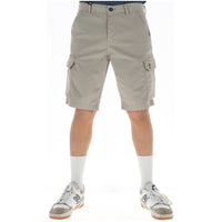 Image 4 : Bermuda cargo Lyle & Scott homme kaki porté avec baskets New Balance blanches et chaussettes hautes — Delvale