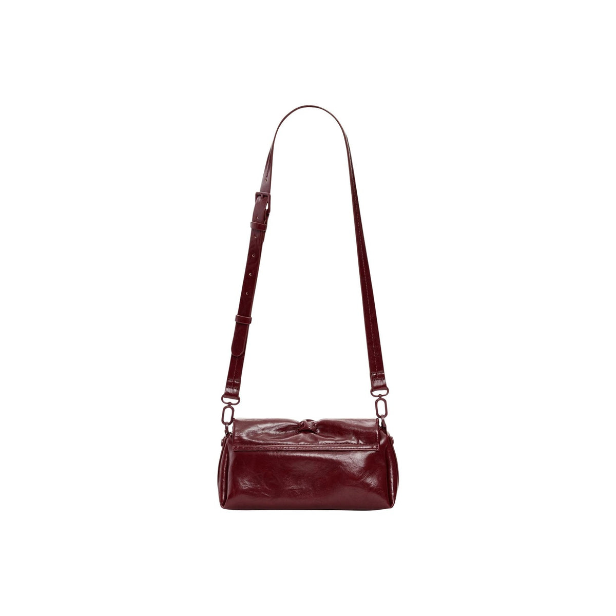 Image 2 : Détail du sac baguette Desigual montrant l'effet verni froissé bordeaux et les finitions caramel — delvale