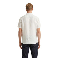 Image 5 : Look casual homme avec la chemise lin Gianni Lupo blanc et pantalon sombre, style italien épuré — Delvale