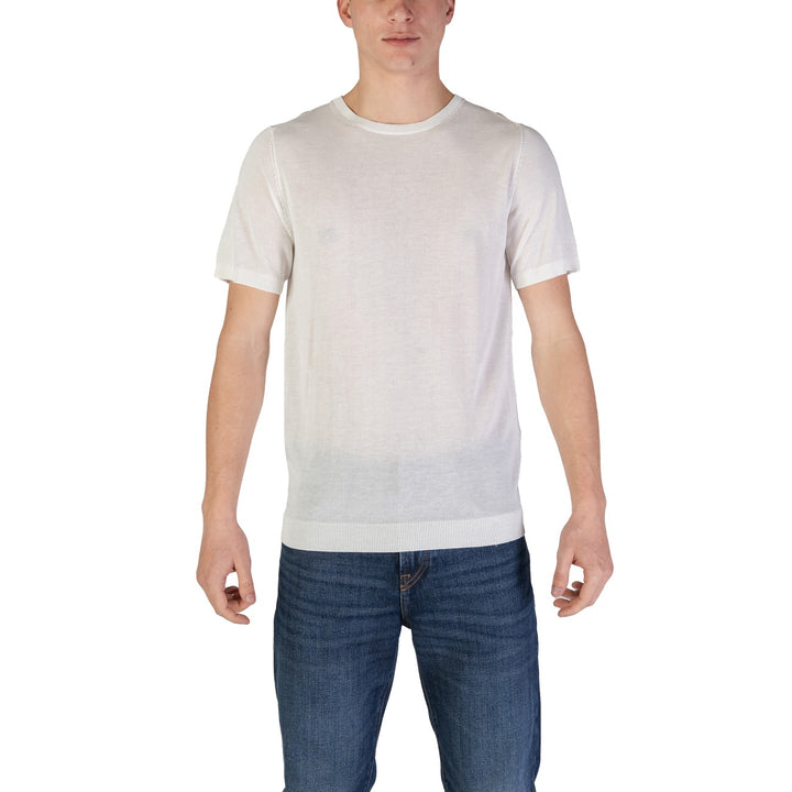 Image 1 : T-shirt maille tricot homme Fashion Brand col rond blanc ivoire, porté avec un jean brut, vue de face — Delvale