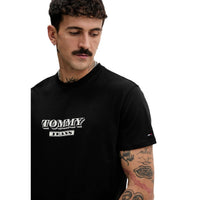 Image 4 : Détail du flag Tommy Hilfiger brodé sur la manche du t-shirt noir — Delvale