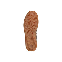 Image 2 : Adidas Originals Handball Spezial vue de trois quarts avant, détail lacets blancs et logo Spezial brodé — Delvale
