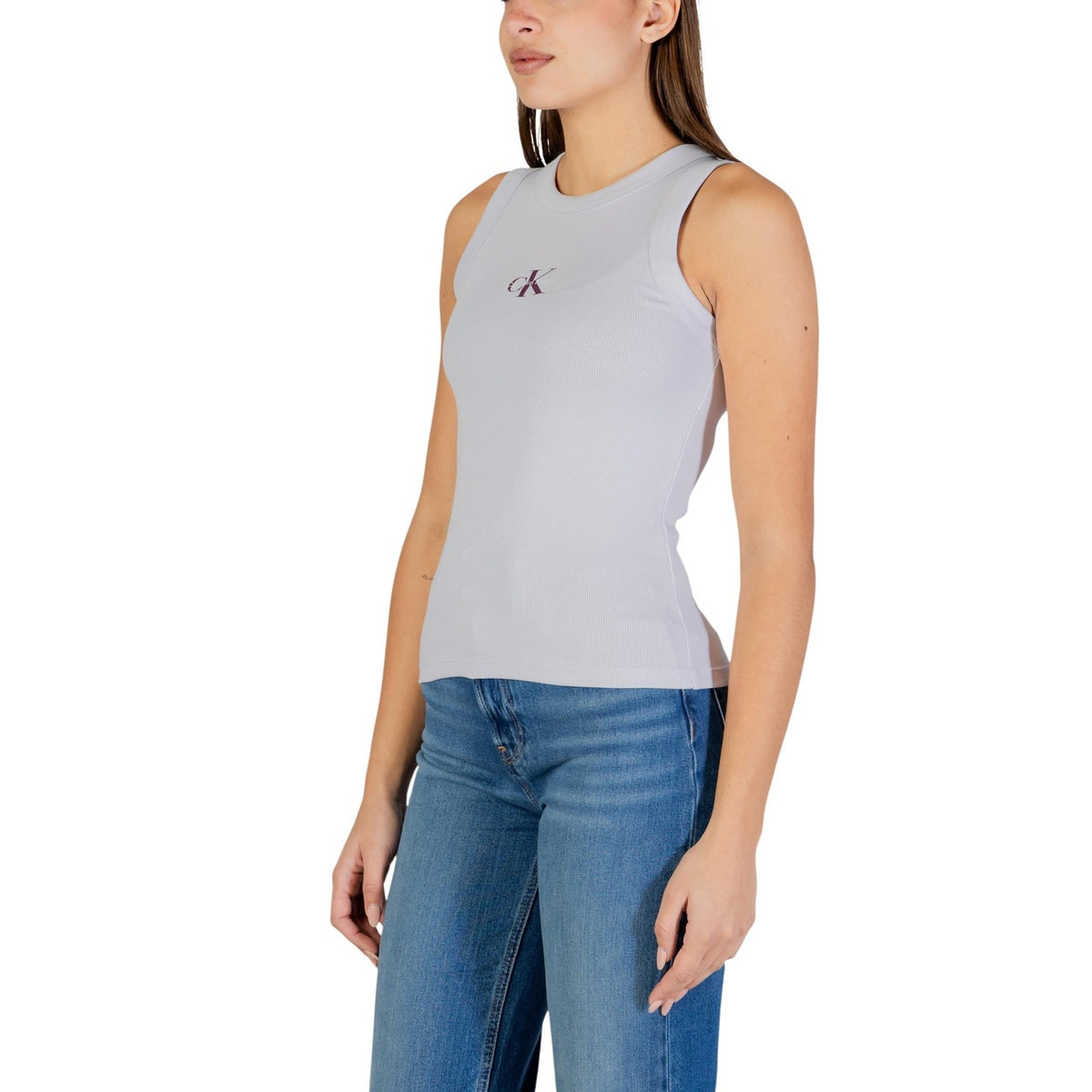 Image 3 : Détail du logo monogram CK bordeaux sur le débardeur côtelé Calvin Klein Jeans femme — Delvale