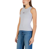 Image 3 : Détail du logo monogram CK bordeaux sur le débardeur côtelé Calvin Klein Jeans femme — Delvale