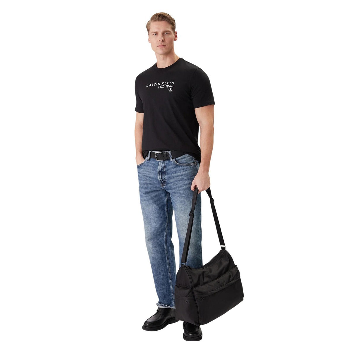 Image 2 : Vue de face du t-shirt Calvin Klein homme noir avec imprimé logo Calvin Klein Est. 1968 centré sur la poitrine — Delvale