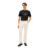 Image 4 : T-shirt homme Tommy Hilfiger Jeans noir porté avec un jean blanc, style casual moderne — Delvale