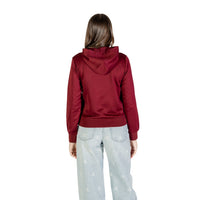Image 2 : Détail inscription Calvin Klein brodée sur sweat bordeaux femme, coupe boxy moderne — delvale